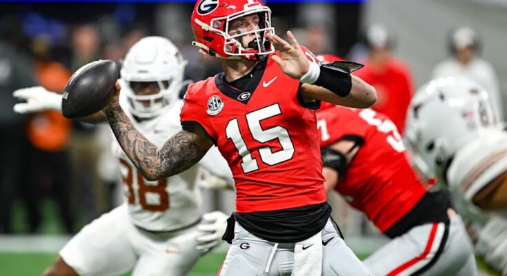 Atlanta, GA 07 December: the quarter-Arrière of Georgie Carson Beck (15) gives the pass during the SEC championship match between the Texas Longhorns and the Bulldogs of Georgia on December 7, 2024 at Mercedes-Benz Stadium in Atlanta, GA. (Photo of Rich von Biberstein / Icon Sportswire via Getty Images)