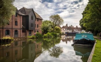 A view along the Kennet and the Avon canal near Newbury Lock, Newbury, Berkshire, England.