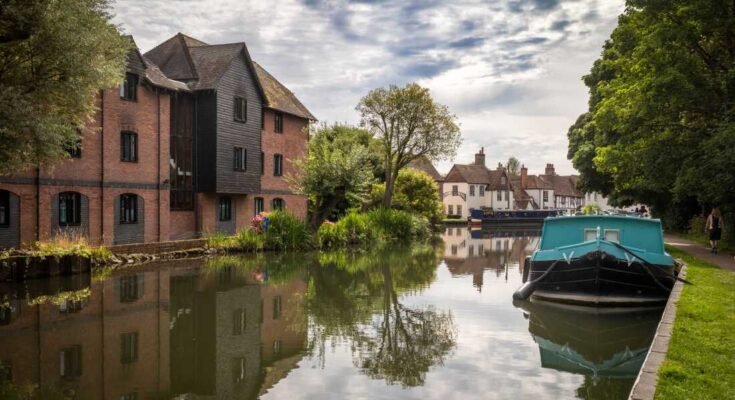 A view along the Kennet and the Avon canal near Newbury Lock, Newbury, Berkshire, England.